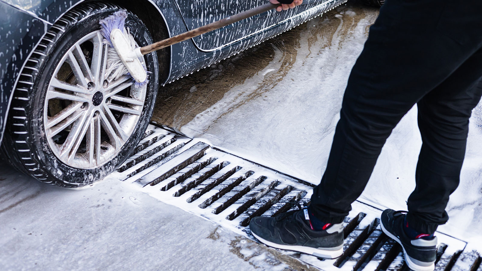 Car wash bay with floor pit